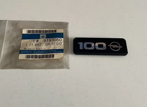 NEU NOS Schriftzug Logo Emblem "100 Opel" Vordertür vorne Original Opel Vectra B