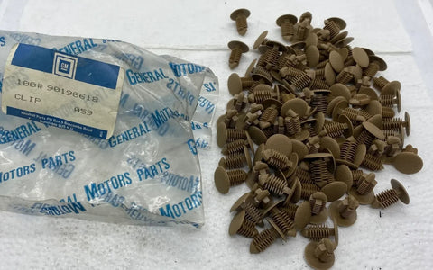 NEU 10x Halteclips Seitenwandverkleidung beige Opel Ascona C Kadett E Corsa A