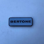 NEU NOS Schriftzug Emblem "Bertone" Vordertür vorne Original Opel Astra F