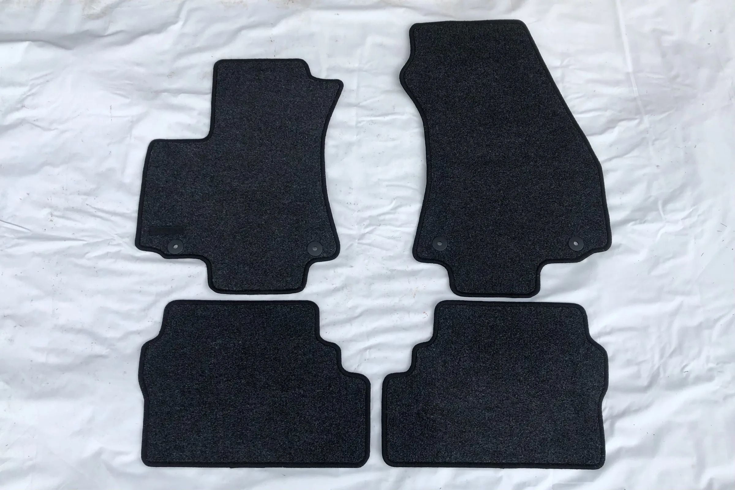 NEU Satz 4 Original links Opel DG rechts classicparts Fußmatten hinten Teppiche – vorne