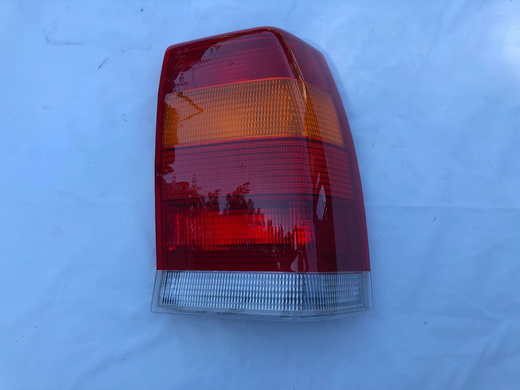 NEU NOS Rücklicht Heckleuchte hinten rechts QD Original Opel Omega A L ...