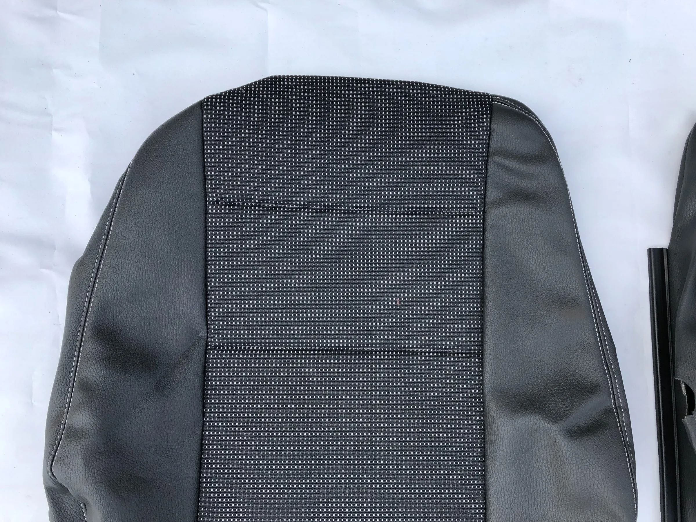NEU Sitzbezug Bezug Sitz Rückenlehne vorne rechts schwarz Original